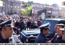 İrəvanda Serj Sarkisyanın baş nazir təyinatına etiraz edən nümayişçilər mərkəzi küçələri bağlayıb