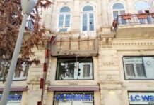 Bakının mərkəzində binanın eyvanı uçdu – Foto