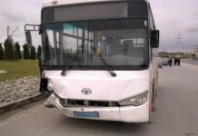 Bakıda ötüşən avtobus sürətlə dayanacağa çırpıldı: ölən və yaralanan var