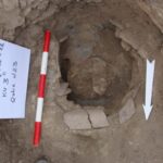 2. Qalayeri. Saxsı qabda uşaq qəbri