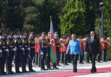 Angela Merkelin rəsmi qarşılanma mərasimi olub