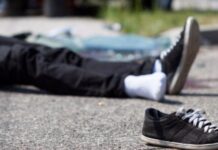 Bakıda avtomobil yol kənarında dayanan piyadaları vurub