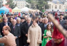 İcra başçısının fotoları vurulan məktəbli kitabçaları şagirdlərə paylanıldı