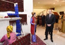 İlham Əliyev Aşqabadda Türkmən milli xalça muzeyi ilə tanış olub
