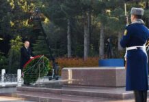 Prezident İlham Əliyev ümummilli lider Heydər Əliyevin məzarını ziyarət edib