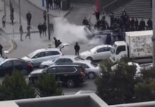 “Gənclik Mall”un qarşısında maşın yanıb