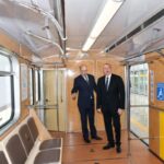 İlham Əliyev Bakı Metropoliteninin əsaslı şəkildə yenidən qurulan “Bakmil” stansiyasında yaradılan şəraitlə tanış olub