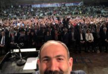 İran Paşinyanın Tehranda yaşayan bir qrup erməni ilə görüşündə asılan plakat və səslənən şüarları pisləyir