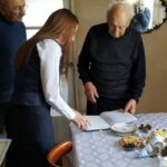 99 yaşlı paytaxt sakininə evində çıxarış təqdim olunub