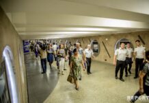 Bakı metrosunda qadın özünü qatarın altına atıb