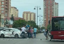 “Baku Bus”ın avtobusu avtomobillərlə toqquşub, xəsarət alan var – FOTO