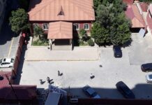 Bakıda yük maşını polis şöbəsinin darvazasına çırpılıb