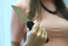 Şamaxıda gənc qız qardaşını bıçaqlayıb