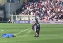 İtaliya çempionatının oyununda meydana paraşütlə azarkeş düşüb – VİDEO