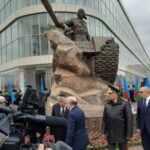 Azərbaycanın Milli Qəhrəmanı Albert Aqarunovun xatirəsinə ucaldılmış heykəl