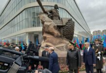 Albert Aqarunovun heykəlinin açılışı olub Azərbaycanın Milli Qəhrəmanı Albert Aqarunovun xatirəsinə ucaldılmış heykəl