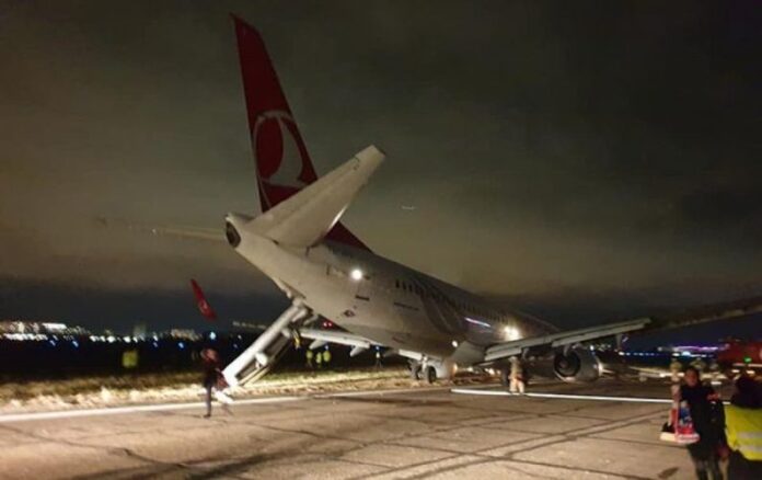 Türkiyənin “Turkish Airlines” aviaşirkətinə məxsus “Boeing 737” təyyarəsi