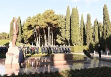 Prezident İlham Əliyev ümummilli lider Heydər Əliyevin məzarını ziyarət edib