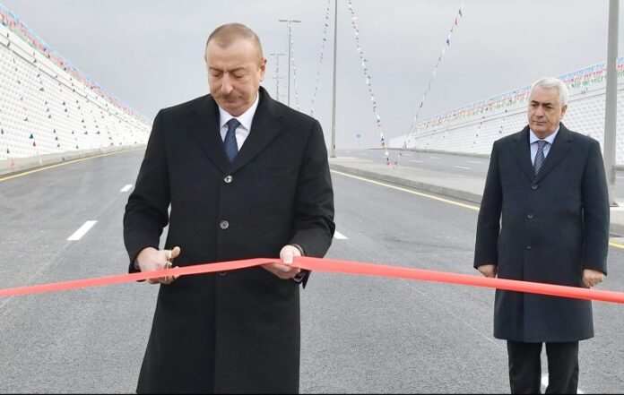 Prezident İlham Əliyev avtomobil tunelinin rəmzi açılışını bildirən lenti kəsdi