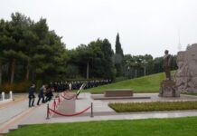 Nəqliyyat, Rabitə və Yüksək Texnologiyalar Nazirliyinin kollektivi ulu öndər Heydər Əliyevin məzarını və Şəhidlər xiyabanını ziyarət edib Peşə bayramı günü münasibətilə Nəqliyyat, Rabitə və Yüksək Texnologiyalar Nazirliyinin rəhbərliyi və kollektivi Fəxri xiyabanı ziyarət edib. Müstəqil Azərbaycan dövlətinin qurucusu, ümummilli lider Heydər Əliyevin xatirəsini ehtiramla yad edib