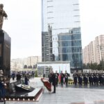 Prezident Xocalı abidəsini ziyarət edib