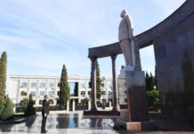 Prezident İlham Əliyev Şəmkir rayonuna səfərə gəlib Dövlətimizin başçısı Şəmkir şəhərində ümummilli lider Heydər Əliyevin abidəsini ziyarət etdi