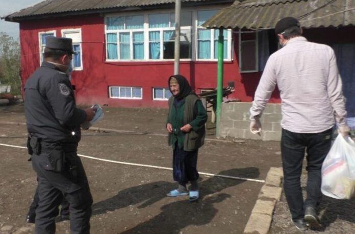 Cəlilabad polisi daha 30 ailəyə ərzaq bağlamaları və tibbi maska paylayıb