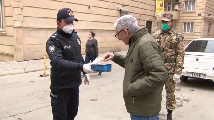 polislər sakinlərə tibbi maskalar payladı