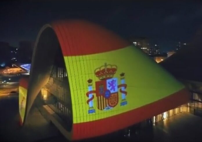 Heydər Əliyev Mərkəzinin binası üzərində İspaniya bayrağı videoproyeksiya olunub