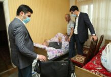 Naqif Həmzəyev fiziki imkanları məhdud seçicilərinə əlil arabası hədiyyə edib əlil arabası