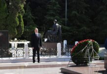 Prezident İlham Əliyev və Mehriban Əliyeva Heydər Əliyevin məzarını ziyarət ediblər Prezident İlham Əliyev və Mehriban Əliyeva Heydər Əliyevin məzarını ziyarət ediblər