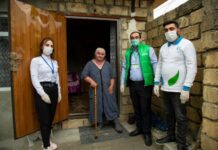 Könüllülər 100-ə yaxın aztəminatlı ailəyə və tənha yaşayan ahıl vətəndaşlara bayram sovqatları çatdırıblar Könüllülər 100-ə yaxın aztəminatlı ailəyə və tənha yaşayan ahıl vətəndaşlara bayram sovqatları çatdırıblar