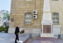 Prezident İlham Əliyev Azərbaycan Xalq Cümhuriyyətinin şərəfinə ucaldılmış abidəni ziyarət edib Prezident İlham Əliyev Azərbaycan Xalq Cümhuriyyətinin şərəfinə ucaldılmış abidəni ziyarət edib