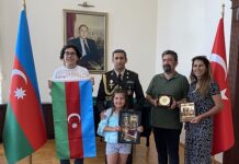 Türkiyəli gəncə Azərbaycan bayrağı hədiyyə edilib Azərbaycan bayrağı