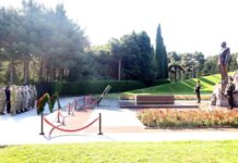 Azərbaycan və Türkiyə Müdafiə Nazirliklərinin rəhbərliyi Fəxri xiyabanı və Şəhidlər xiyabanını ziyarət ediblər Azərbaycan və Türkiyə Müdafiə Nazirliklərinin rəhbərliyi Fəxri xiyabanı və Şəhidlər xiyabanını ziyarət ediblər