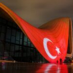 Heydər Əliyev Mərkəzinin binası və Bakı Olimpiya Stadionunun üzərinə Türkiyənin bayrağı videoproyeksiya olunub
