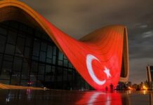 Heydər Əliyev Mərkəzinin binası və Bakı Olimpiya Stadionunun üzərinə Türkiyənin bayrağı videoproyeksiya olunub