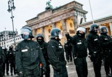 Fransada polis etiraz aksiyasını dağıtmaqdan imtina edərək aksiyanı tərk edib polis