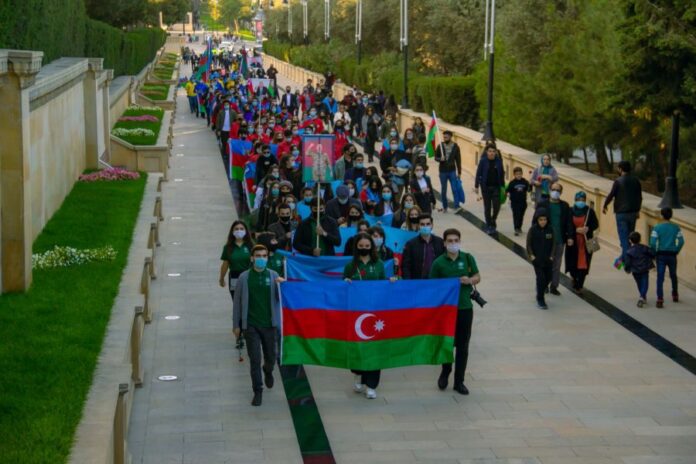 Azərbaycan könüllüləri Bayraq Günü münasibətilə Ulu Öndərin məzarını və Şəhidlər Xiyabanını ziyarət ediblər