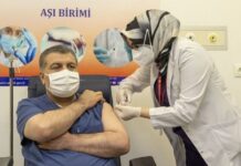 Türkiyənin səhiyyə naziri canlı yayımda peyvənd edildi Türkiyənin səhiyyə naziri Fahrettin Koca