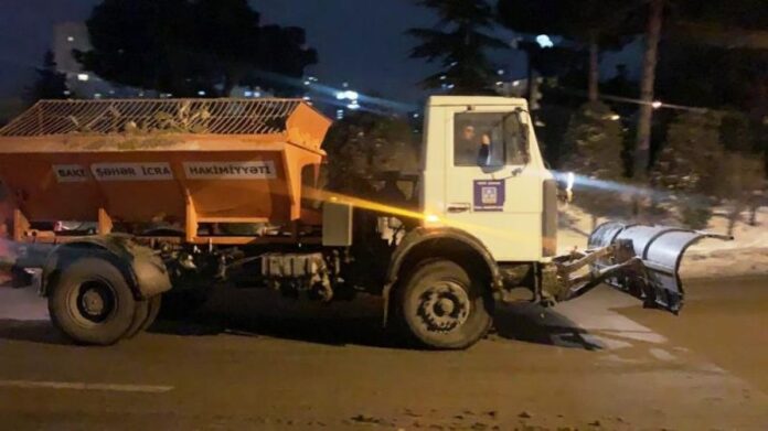 Bakıda yolların təmizlənməsi bütün gecə ərzində davam edəcək