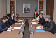 Azərbaycanın xarici işlər naziri Özbəkistanın ölkəmizdəki səfiri ilə görüşüb Azərbaycanın xarici işlər naziri Ceyhun Bayramov Özbəkistanın ölkəmizdəki fövqəladə və səlahiyyətli səfiri Bahrom Aşrafxanov ilə görüşüb