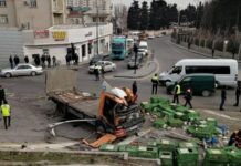 Bakıda yük avtomobili aşıb, toyuqlar asfalta tökülüb Bakıda yük avtomobili aşıb, toyuqlar asfalta tökülüb