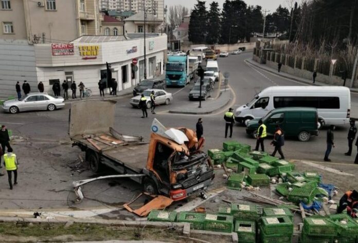 Bakıda yük avtomobili aşıb, toyuqlar asfalta tökülüb