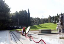 Auditorlar Palatasının nümayəndə heyəti Fəxri xiyabanı ziyarət edib Auditorlar Palatasının nümayəndə heyəti Fəxri xiyabanı ziyarət edib