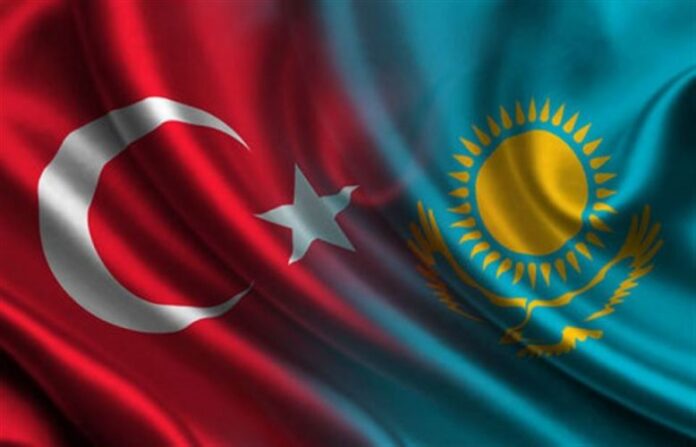 Qazaxıstan və Türkiyə bayraqları
