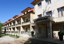 Dövlət başçısı “Xarı Bülbül” otelinin nəzdindəki korpusda və kotteclərdə yaradılan şəraitlə tanış olub “Xarı Bülbül” oteli