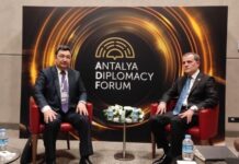 Azərbaycan Respublikasının xarici işlər naziri Ceyhun Bayramov və Beynəlxalq Türk Akademiyasının prezidenti Darxan Kıdırəli