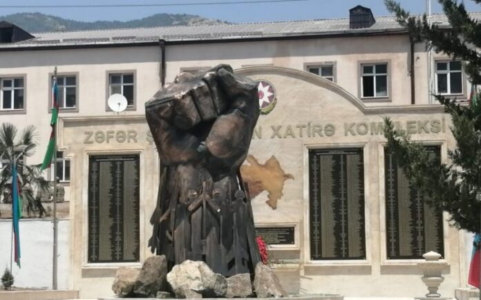 "Dəmir yumruq" abidəsi
