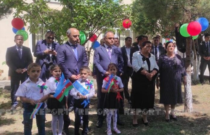 Təhsil naziri müharibədə zərər çəkən məktəbin "Son zəng" tədbirində iştirak edir